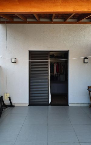 Casa à venda com 230m², 4 quartos e 2 vagas Casa à venda com 230m², 4 quartos e 2 vagasVaranda
