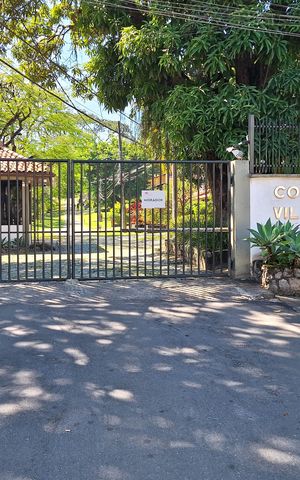 Casa de condomínio à venda com 550m², 4 quartos e 3 vagas Casa de condomínio à venda com 550m², 4 quartos e 3 vagasFachada