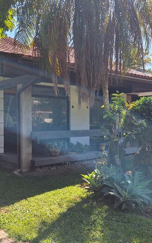 Casa de condomínio à venda com 550m², 4 quartos e 3 vagas Casa de condomínio à venda com 550m², 4 quartos e 3 vagasFachada