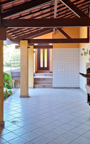 Casa de condomínio à venda com 550m², 4 quartos e 3 vagas Casa de condomínio à venda com 550m², 4 quartos e 3 vagasQuintal