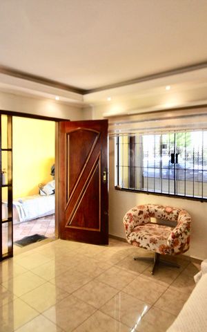 Casa à venda com 275m², 3 quartos e 4 vagas Casa à venda com 275m², 3 quartos e 4 vagasSala