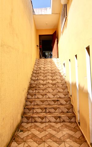 Casa à venda com 275m², 3 quartos e 4 vagas Casa à venda com 275m², 3 quartos e 4 vagasEscada