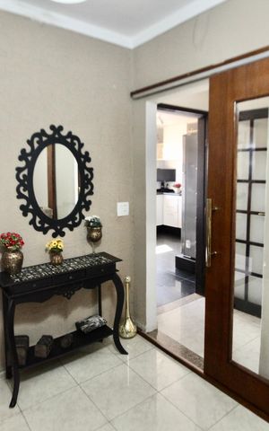 Casa à venda com 275m², 3 quartos e 4 vagas Casa à venda com 275m², 3 quartos e 4 vagasEscritório