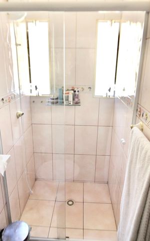 Casa à venda com 275m², 3 quartos e 4 vagas Casa à venda com 275m², 3 quartos e 4 vagasBanheiro da suíte 2