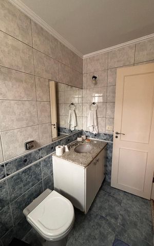 Casa de condomínio para alugar com 410m², 4 quartos e 4 vagas Casa de condomínio para alugar com 410m², 4 quartos e 4 vagasBanheiro suíte 4