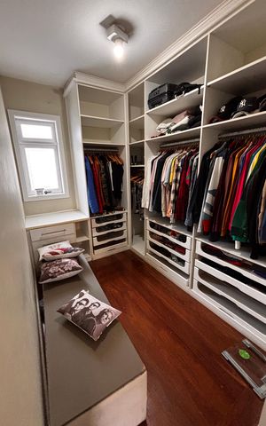Casa de condomínio para alugar com 410m², 4 quartos e 4 vagas Casa de condomínio para alugar com 410m², 4 quartos e 4 vagasCloset da suíte 2