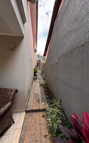 Casa de condomínio para alugar com 410m², 4 quartos e 4 vagas Casa de condomínio para alugar com 410m², 4 quartos e 4 vagasLateral