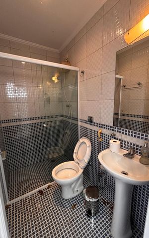 Casa de condomínio para alugar com 410m², 4 quartos e 4 vagas Casa de condomínio para alugar com 410m², 4 quartos e 4 vagasBanheiro fundos