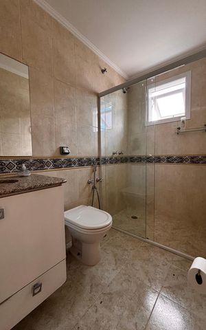 Casa de condomínio para alugar com 410m², 4 quartos e 4 vagas Casa de condomínio para alugar com 410m², 4 quartos e 4 vagasBanheiro suíte 3