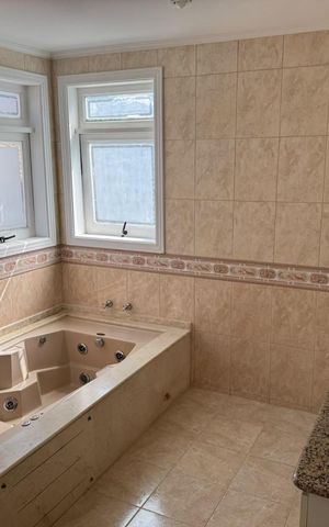Casa de condomínio à venda com 410m², 4 quartos e 4 vagasBanheiro