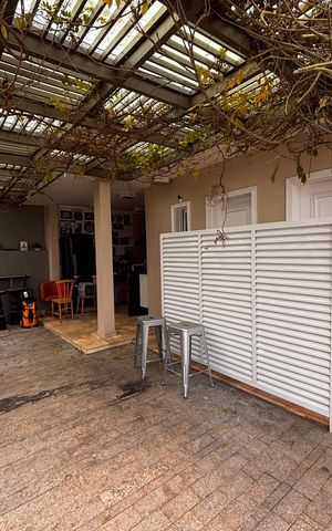 Casa de condomínio para alugar com 410m², 4 quartos e 4 vagas Casa de condomínio para alugar com 410m², 4 quartos e 4 vagasFundos