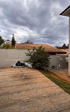 Casa de condomínio para alugar com 410m², 4 quartos e 4 vagas Casa de condomínio para alugar com 410m², 4 quartos e 4 vagasFundos
