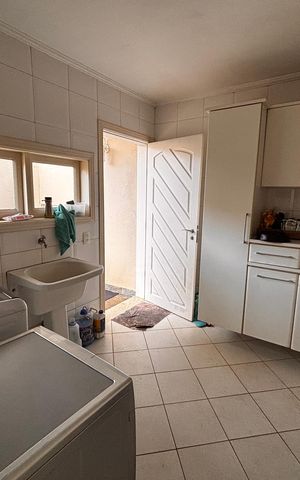 Casa de condomínio para alugar com 410m², 4 quartos e 4 vagas Casa de condomínio para alugar com 410m², 4 quartos e 4 vagasLavanderia