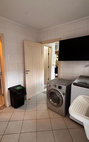 Casa de condomínio para alugar com 410m², 4 quartos e 4 vagas Casa de condomínio para alugar com 410m², 4 quartos e 4 vagasLavanderia