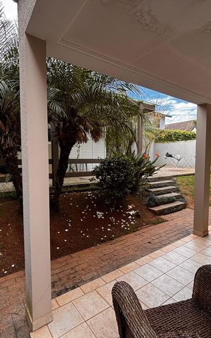 Casa de condomínio para alugar com 410m², 4 quartos e 4 vagas Casa de condomínio para alugar com 410m², 4 quartos e 4 vagasFundos