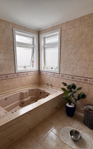 Casa de condomínio para alugar com 410m², 4 quartos e 4 vagas Casa de condomínio para alugar com 410m², 4 quartos e 4 vagasBanheiro suíte 2