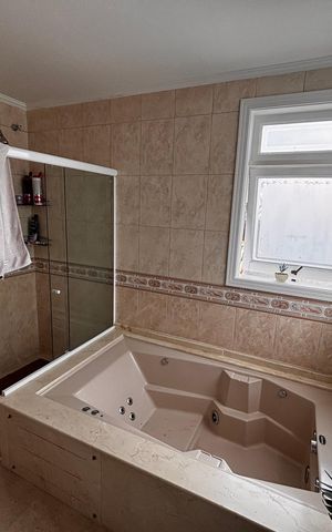 Casa de condomínio para alugar com 410m², 4 quartos e 4 vagas Casa de condomínio para alugar com 410m², 4 quartos e 4 vagasBanheiro suíte 2