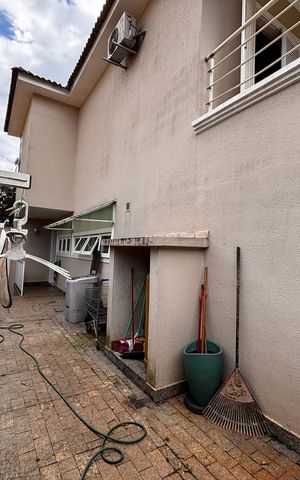 Casa de condomínio para alugar com 410m², 4 quartos e 4 vagas Casa de condomínio para alugar com 410m², 4 quartos e 4 vagasLateral
