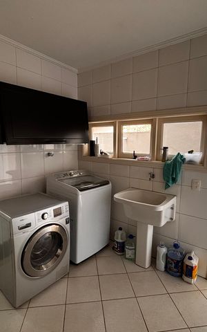 Casa de condomínio para alugar com 410m², 4 quartos e 4 vagas Casa de condomínio para alugar com 410m², 4 quartos e 4 vagasLavanderia