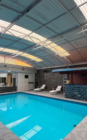 Casa à venda com 300m², 2 quartos e 3 vagas Casa à venda com 300m², 2 quartos e 3 vagasÁrea - Piscina