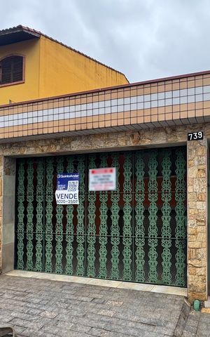 Casa à venda com 300m², 2 quartos e 3 vagas Casa à venda com 300m², 2 quartos e 3 vagasFachada