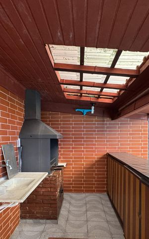 Casa à venda com 300m², 2 quartos e 3 vagas Casa à venda com 300m², 2 quartos e 3 vagasÁrea - Churrasqueira