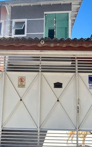 Casa à venda com 154m², 3 quartos e 4 vagas Casa à venda com 154m², 3 quartos e 4 vagasPlaca instalada na fachada do imóvel