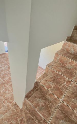 Casa de condomínio à venda com 119m², 2 quartos e 2 vagas Casa de condomínio à venda com 119m², 2 quartos e 2 vagasEscada