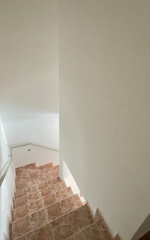 Casa de condomínio à venda com 119m², 2 quartos e 2 vagas Casa de condomínio à venda com 119m², 2 quartos e 2 vagasEscada