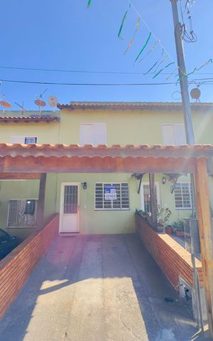 Casa de condomínio à venda com 119m², 2 quartos e 2 vagas Casa de condomínio à venda com 119m², 2 quartos e 2 vagasPlaca instalada na fachada do imóvel
