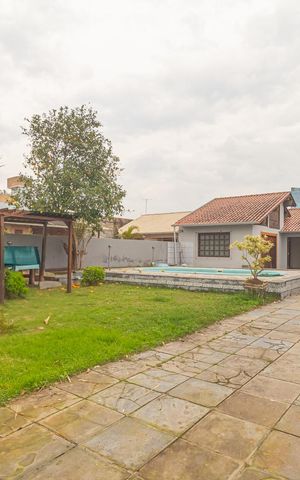 Casa à venda com 212m², 3 quartos e 2 vagas Casa à venda com 212m², 3 quartos e 2 vagasÁrea externa/Frente da Casa