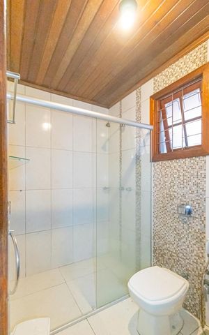 Casa à venda com 212m², 3 quartos e 2 vagas Casa à venda com 212m², 3 quartos e 2 vagasBanheiro