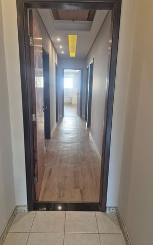 Casa para alugar com 267m², 4 quartos e 4 vagas Casa para alugar com 267m², 4 quartos e 4 vagasCorredor