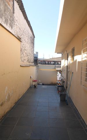 Casa à venda com 130m², 2 quartos e 2 vagasQuintal lateral