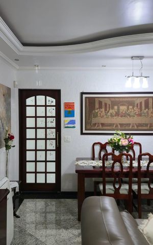 Casa à venda com 200m², 2 quartos e 2 vagas Casa à venda com 200m², 2 quartos e 2 vagasSala