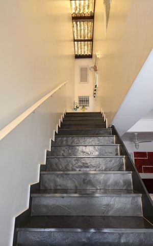 Casa à venda com 200m², 2 quartos e 2 vagas Casa à venda com 200m², 2 quartos e 2 vagasEscada acesso a Area de Serviço e Area Gourmet