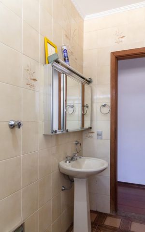 Casa para alugar com 250m², 3 quartos e 2 vagasBanheiro social 