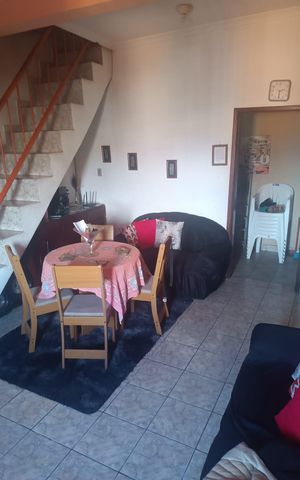 Casa à venda com 100m², 3 quartos e sem vaga Casa à venda com 100m², 3 quartos e sem vagaSala