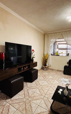 Casa à venda com 120m², 4 quartos e 1 vaga Casa à venda com 120m², 4 quartos e 1 vagaSala