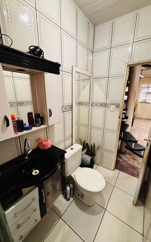 Casa à venda com 120m², 4 quartos e 1 vaga Casa à venda com 120m², 4 quartos e 1 vagaBanheiro sala