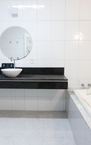 Casa de condomínio para alugar com 550m², 5 quartos e 4 vagasBanheiro da Suíte 1