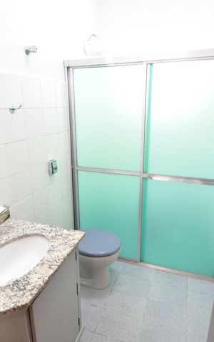 Casa de condomínio para alugar com 235m², 3 quartos e 4 vagasBanheiro Suíte