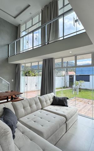 Casa de condomínio à venda com 180m², 3 quartos e 2 vagas Casa de condomínio à venda com 180m², 3 quartos e 2 vagasSala