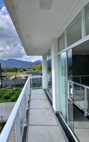 Casa de condomínio à venda com 180m², 3 quartos e 2 vagas Casa de condomínio à venda com 180m², 3 quartos e 2 vagasVaranda