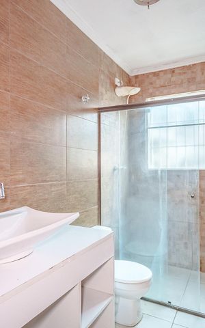 Casa à venda com 250m², 3 quartos e 1 vaga Casa à venda com 250m², 3 quartos e 1 vagaBanheiro social