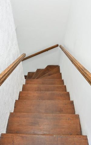 Casa para alugar com 80m², 2 quartos e 1 vagaEscada