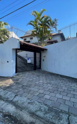 Casa à venda com 250m², 4 quartos e 2 vagas Casa à venda com 250m², 4 quartos e 2 vagasFachada