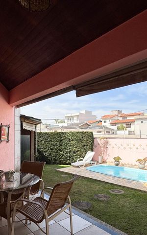 Casa à venda com 257m², 3 quartos e 3 vagas Casa à venda com 257m², 3 quartos e 3 vagasVaranda