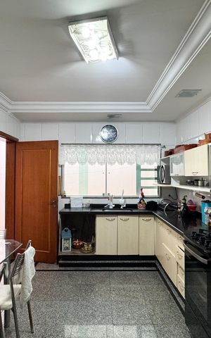 Casa à venda com 257m², 3 quartos e 3 vagas Casa à venda com 257m², 3 quartos e 3 vagasCozinha
