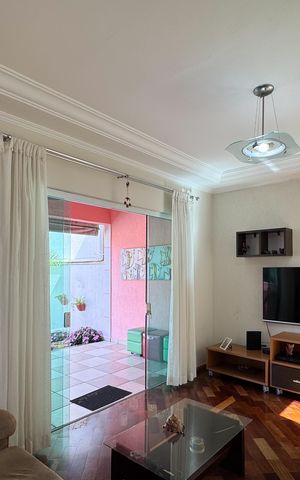 Casa à venda com 257m², 3 quartos e 3 vagas Casa à venda com 257m², 3 quartos e 3 vagasSala